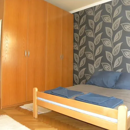 Hyde-park Apartment *
